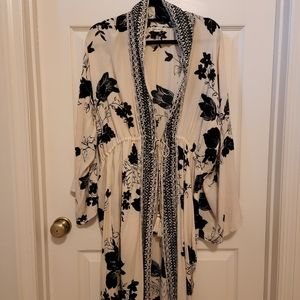 Billabong Sea the Sun Black and White Kimono